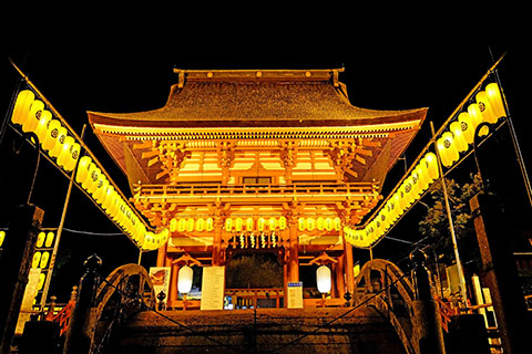 光輝く津島神社の楼門