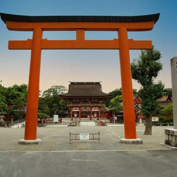 津島神社　東鳥居から楼門